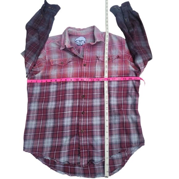 UPCYCLED Flannel with "Skull with Heart Eyes" Embroidered Patch | Size Medium - Picture 3 of 6